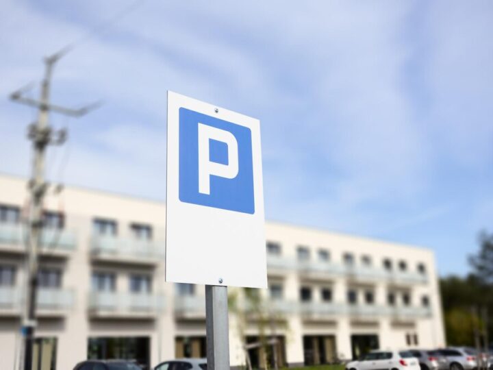 Jastrzębie-Zdrój: Szalejące auto bez kierowcy raniło dwie osoby na parkingu szpitalnym
