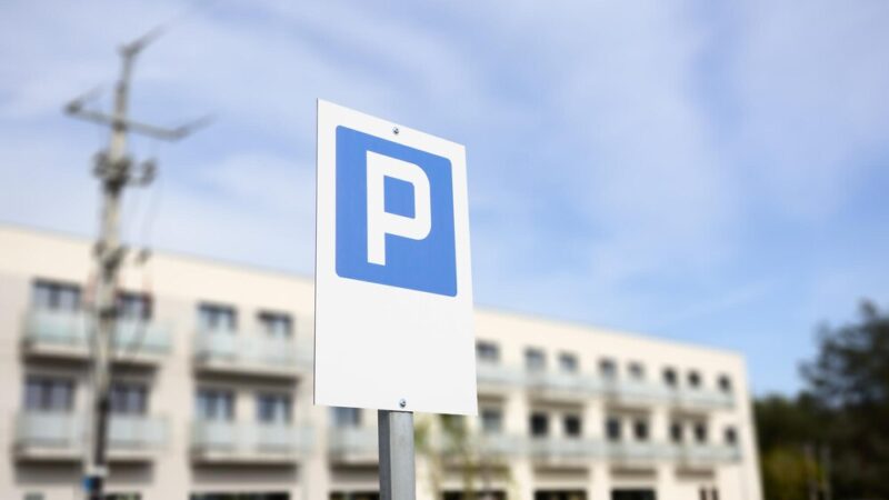 Jastrzębie-Zdrój: Szalejące auto bez kierowcy raniło dwie osoby na parkingu szpitalnym