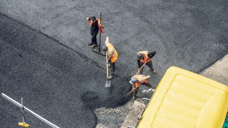Rewitalizacja ul. Wiejskiej w Jastrzębiu-Zdroju: Nowe chodniki i asfalt do końca listopada!