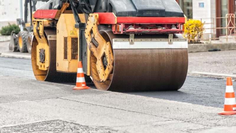 Rewitalizacja ul. Wiejskiej w Jastrzębiu-Zdroju: Nowe chodniki i asfalt do listopada!