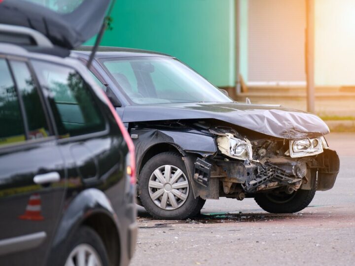 Samochód bez kierowcy szaleje na parkingu szpitalnym, raniąc dwie kobiety