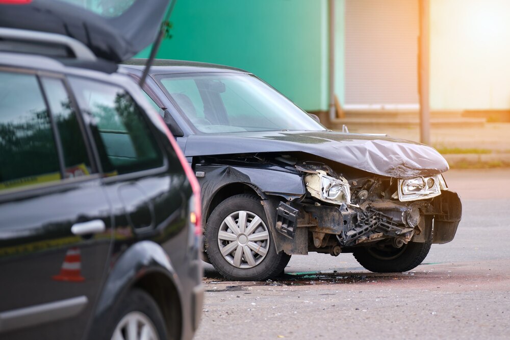Samochód bez kierowcy szaleje na parkingu szpitalnym, raniąc dwie kobiety
