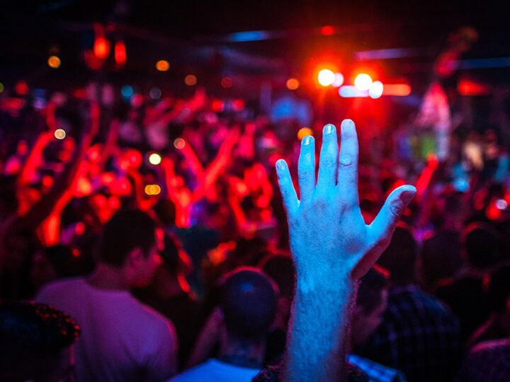 Noc Pełna Wrażeń w Carbonarium: Koncerty, Wystawy i Twórcze Warsztaty!