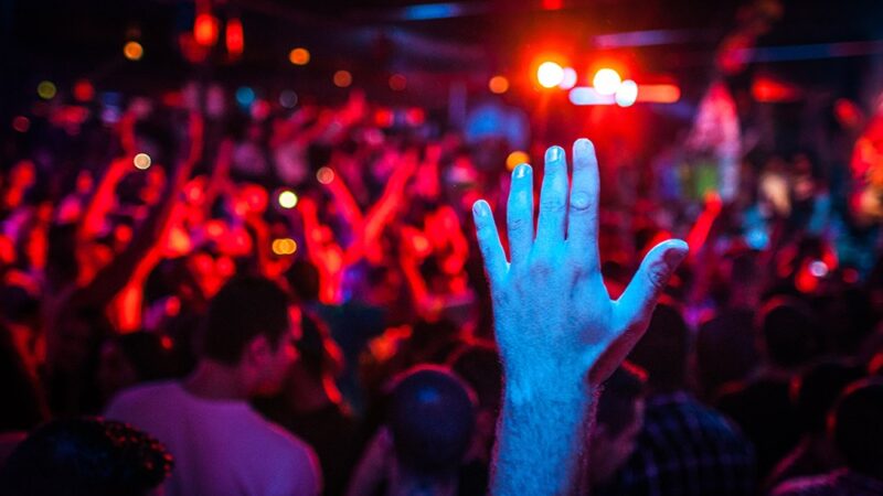 Noc Pełna Wrażeń w Carbonarium: Koncerty, Wystawy i Twórcze Warsztaty!