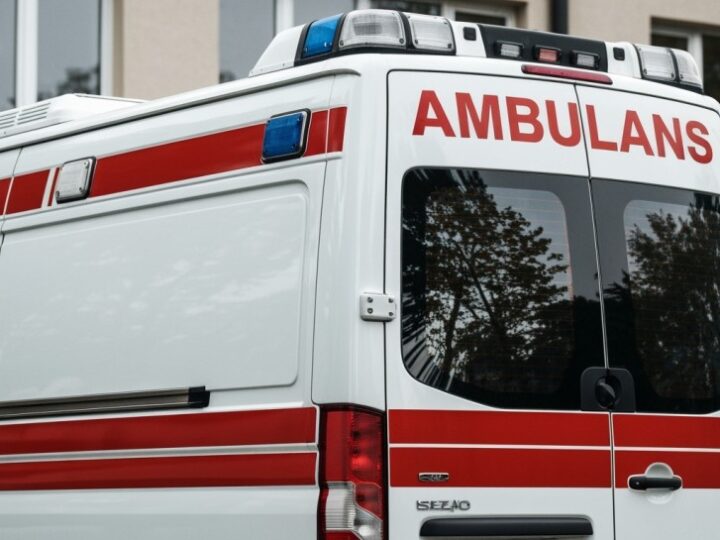 Policjantka z Rajczy ratuje zagubionego seniora w piżamie na deszczowej ulicy