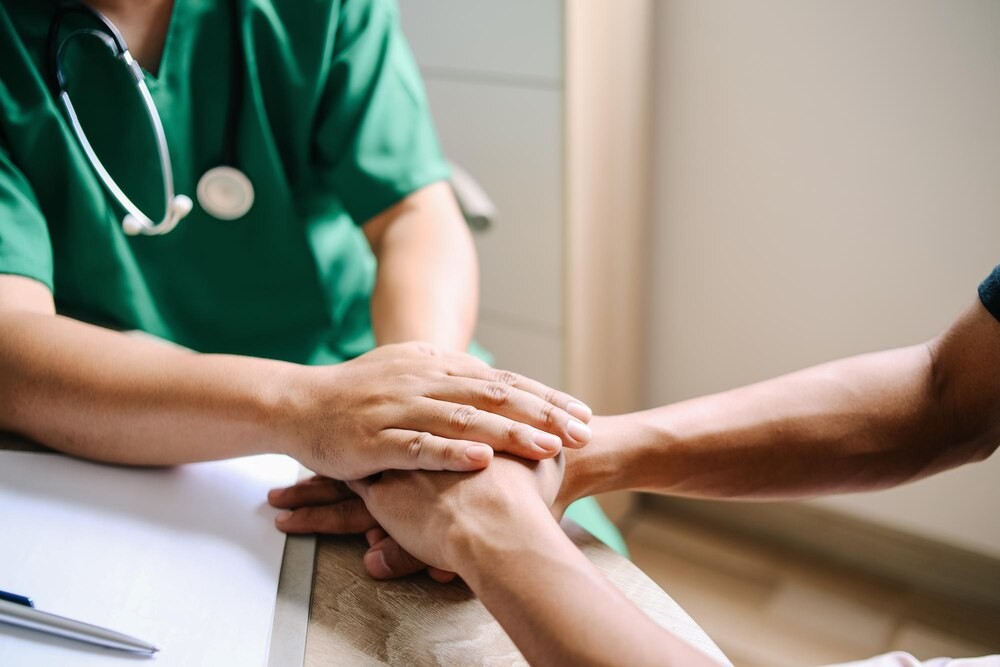 Dzielnicowi z Kłomnic uratowali 35-latka w nagłej sytuacji zdrowotnej