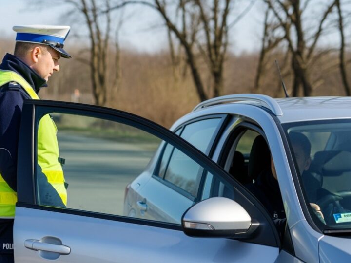 Pijany 22-latek bez prawa jazdy rozbił się o latarnię w Tychach