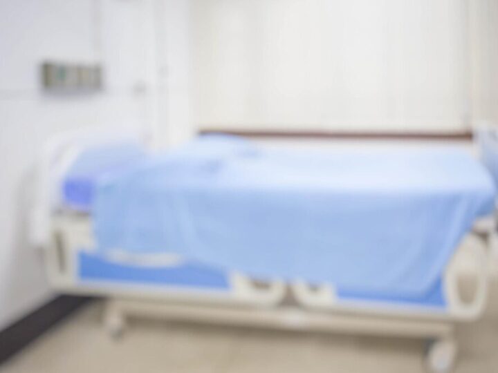 Śląscy policjanci odwiedzają małych pacjentów, przynosząc radość i wsparcie