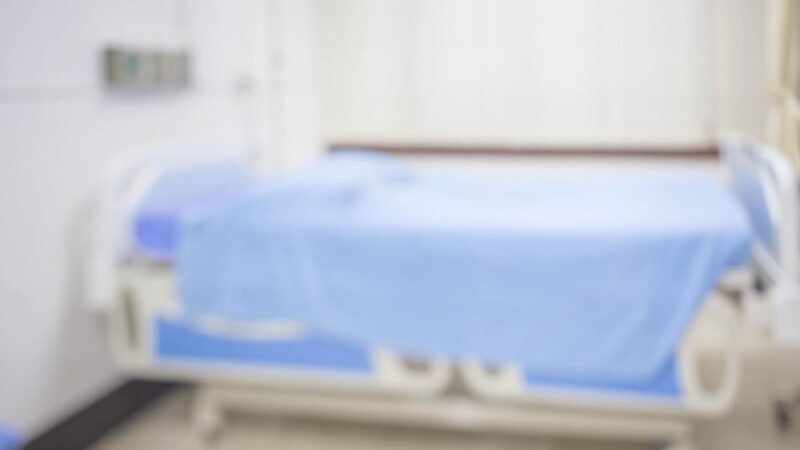 Śląscy policjanci odwiedzają małych pacjentów, przynosząc radość i wsparcie