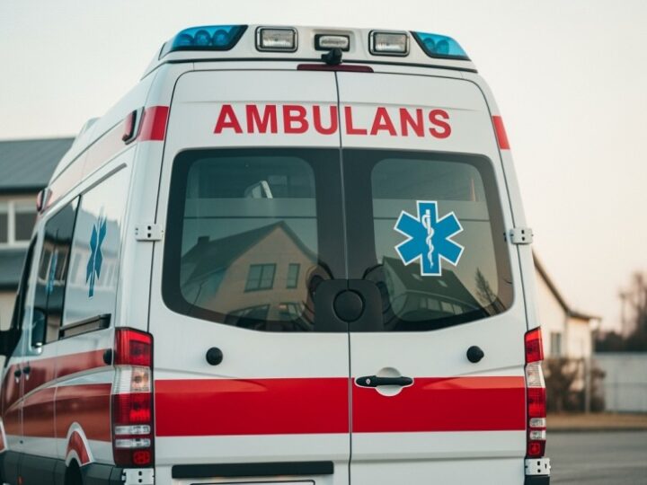 Policjanci uratowali pijanego mężczyznę przed wychłodzeniem w mroźną noc