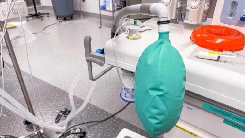 Policjanci ze Śląska przynoszą radość małym pacjentom w szpitalu