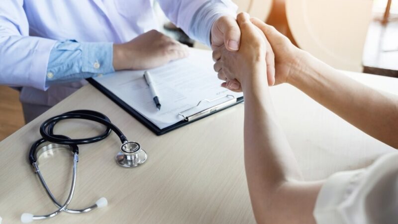 Bohaterski policjant, który ratował życie, teraz potrzebuje naszej pomocy