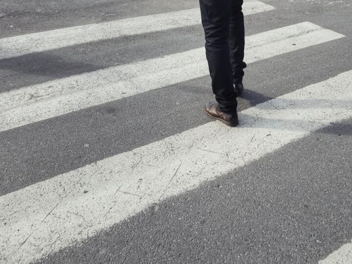 Policjant uczy przedszkolaków zasad bezpieczeństwa na drodze z odblaskami