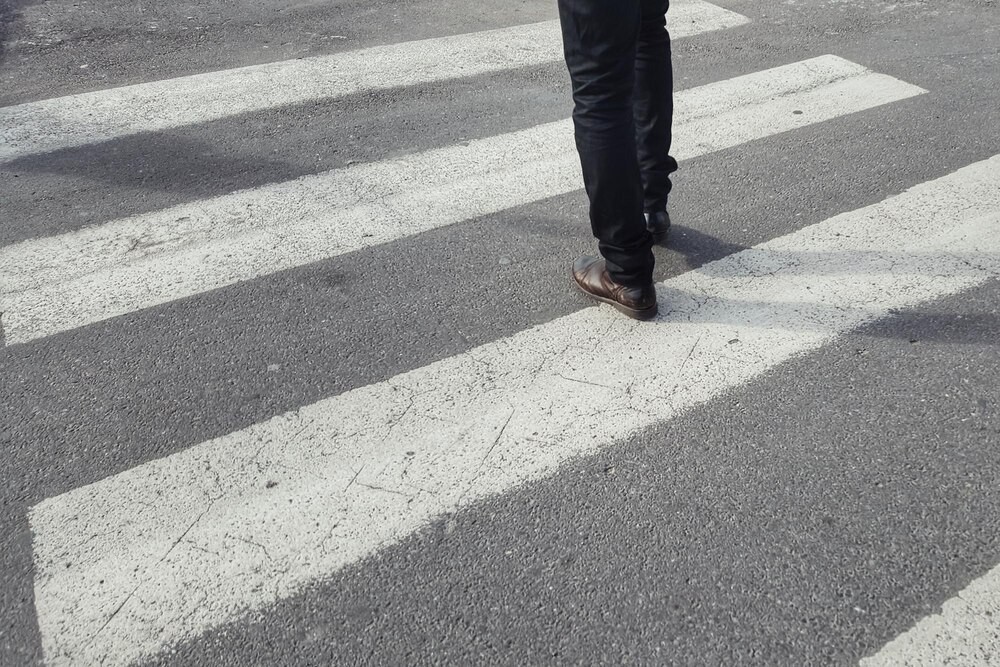 Policjant uczy przedszkolaków zasad bezpieczeństwa na drodze z odblaskami