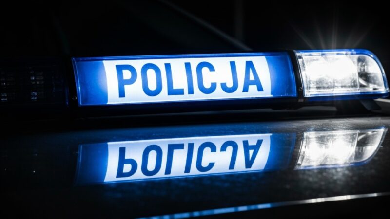 Zdezorientowany senior wjechał pod prąd z zaparowanymi szybami, policja interweniuje