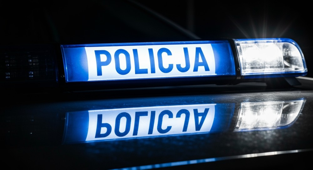 Zdezorientowany senior wjechał pod prąd z zaparowanymi szybami, policja interweniuje