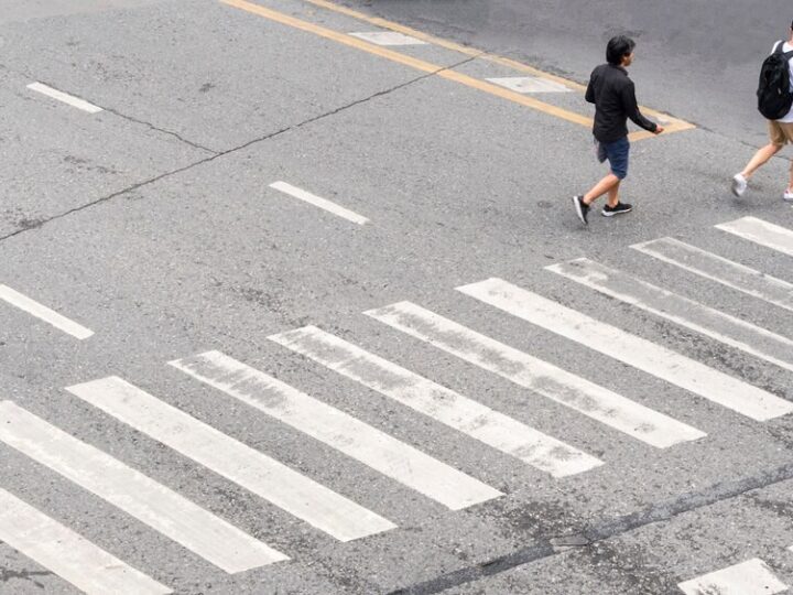 Świąteczna akcja „Świeć Przykładem” w Łodygowicach poprawia bezpieczeństwo pieszych