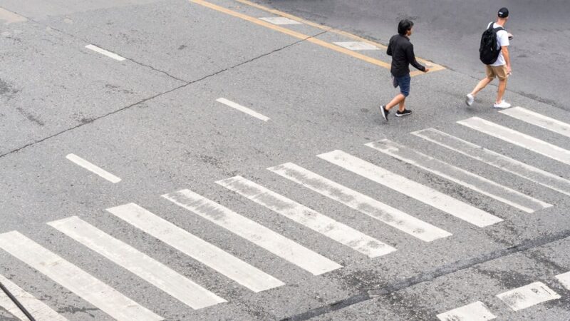 Świąteczna akcja „Świeć Przykładem” w Łodygowicach poprawia bezpieczeństwo pieszych