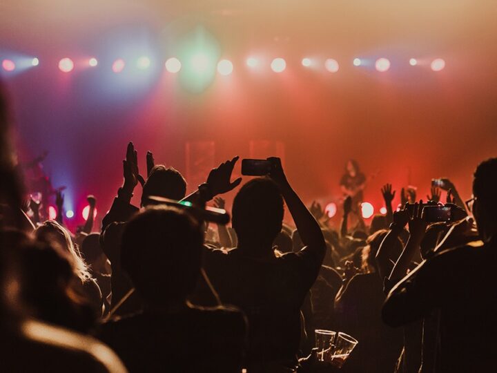 Świąteczne miasteczko na Placu Jana Pawła II z koncertem orkiestry policji