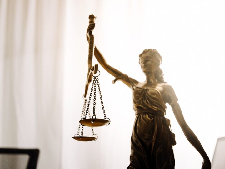 Lekarz oskarżony o 99 przestępstw: fałszywe recepty i straty dla NFZ