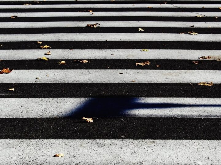 Mężczyzna w ciężkim stanie po zderzeniu z pociągiem towarowym w Żorach