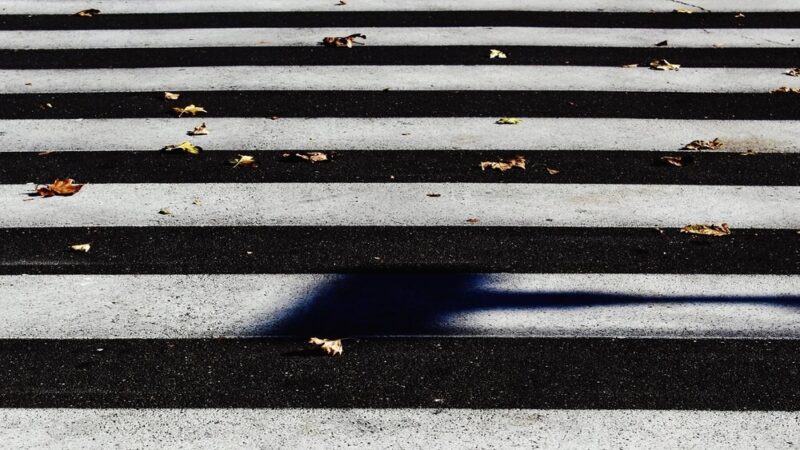 Mężczyzna w ciężkim stanie po zderzeniu z pociągiem towarowym w Żorach