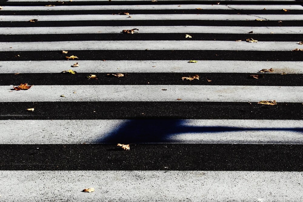 Mężczyzna w ciężkim stanie po zderzeniu z pociągiem towarowym w Żorach