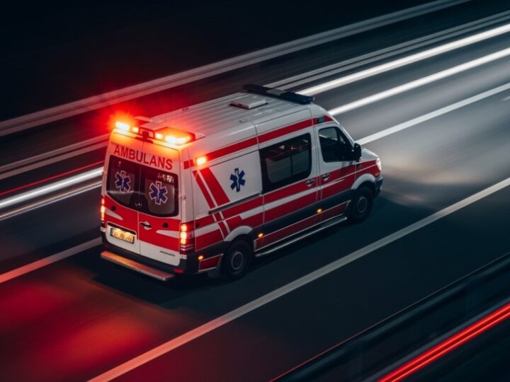 Mężczyzna znaleziony nieprzytomny w śniegu przy cmentarzu – szybka interwencja dzielnicowych