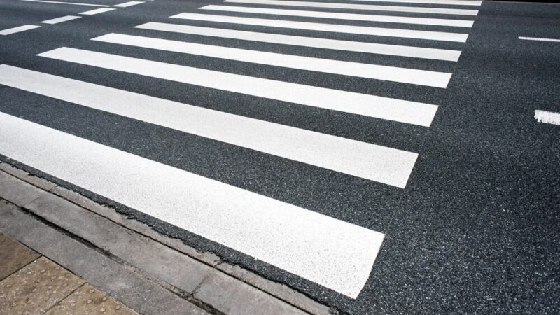 Autobus w Chorzowie potrącił pieszego na przejściu – mężczyzna w ciężkim stanie