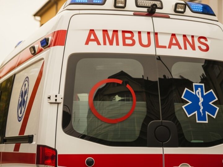 Niebezpieczne zabawy na lodzie – apel do rodziców o czujność