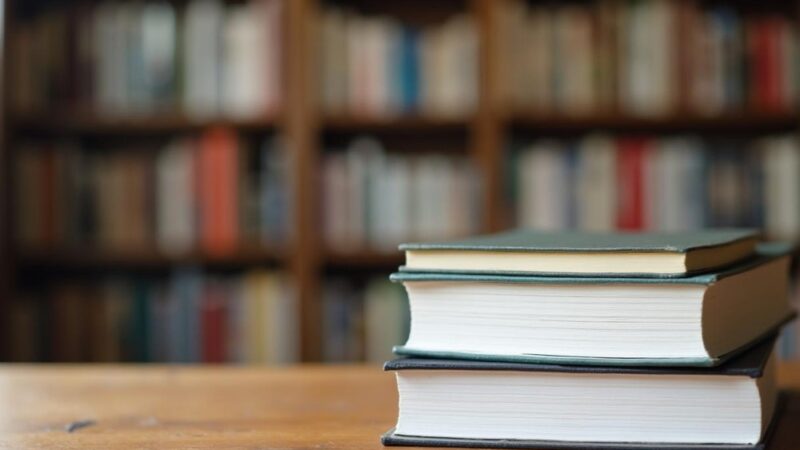 Bestsellery Empiku 2023: odkryj nagrodzone książki w naszej bibliotece!