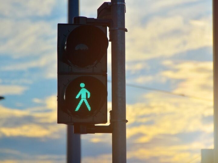 Błyskotliwa interwencja sąsiadki ratuje dziecko przed zimowym niebezpieczeństwem