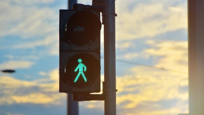 Błyskotliwa interwencja sąsiadki ratuje dziecko przed zimowym niebezpieczeństwem