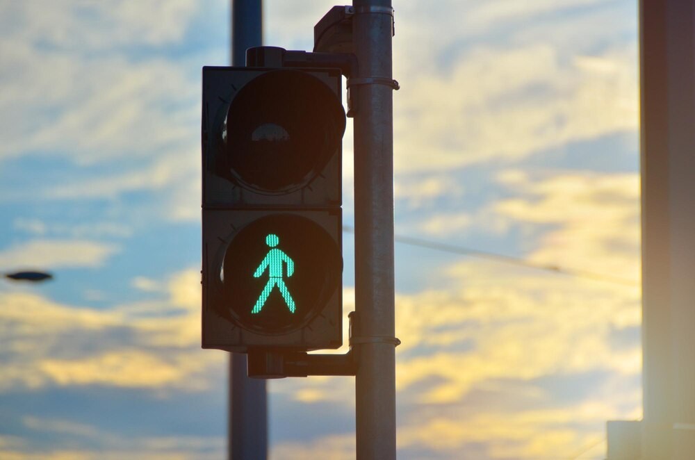 Błyskotliwa interwencja sąsiadki ratuje dziecko przed zimowym niebezpieczeństwem