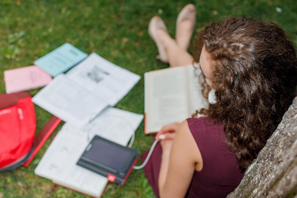 Policjant ostrzega uczniów „Herberta” przed uzależnieniami