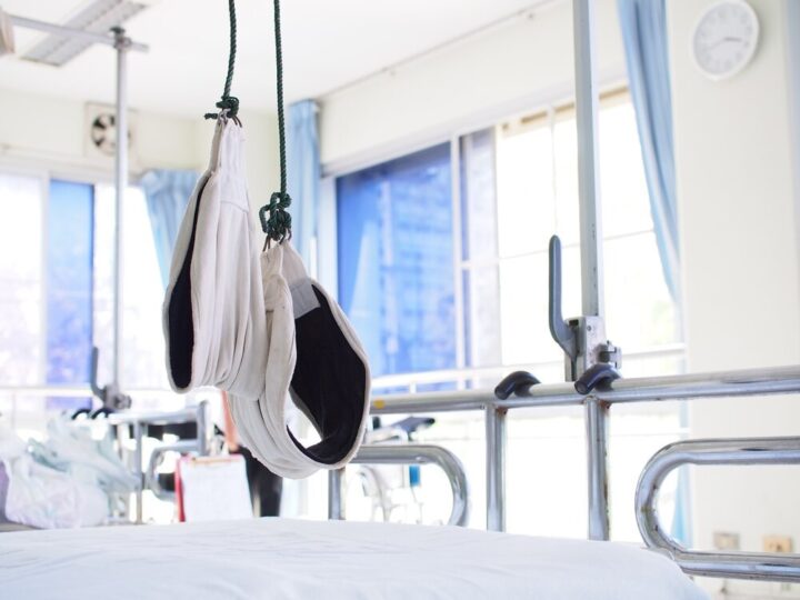 Policja i przechodzień ratują mężczyznę, który zasłabł na ulicy