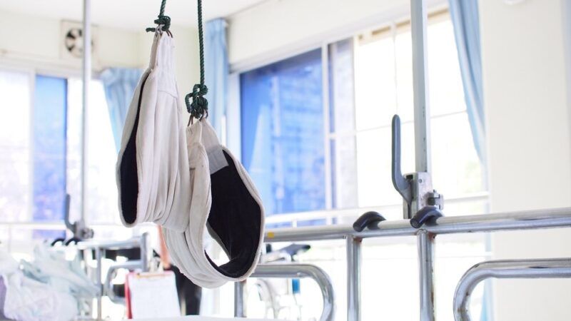 Policja i przechodzień ratują mężczyznę, który zasłabł na ulicy