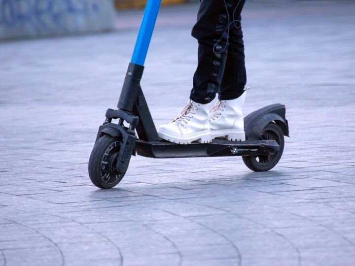 Hulajnoga elektryczna z siodełkiem: motorower czy niebezpieczny pojazd?