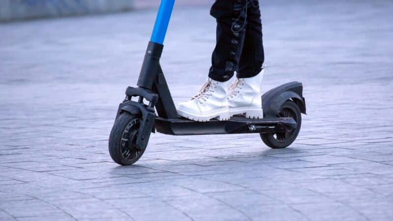 Hulajnoga elektryczna z siodełkiem: motorower czy niebezpieczny pojazd?