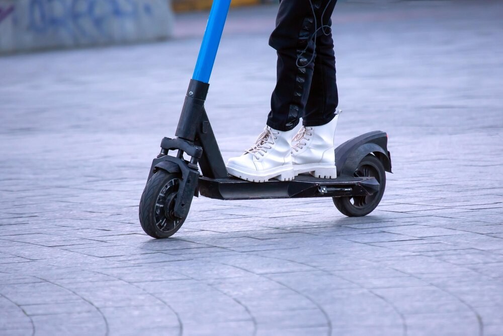 Hulajnoga elektryczna z siodełkiem: motorower czy niebezpieczny pojazd?