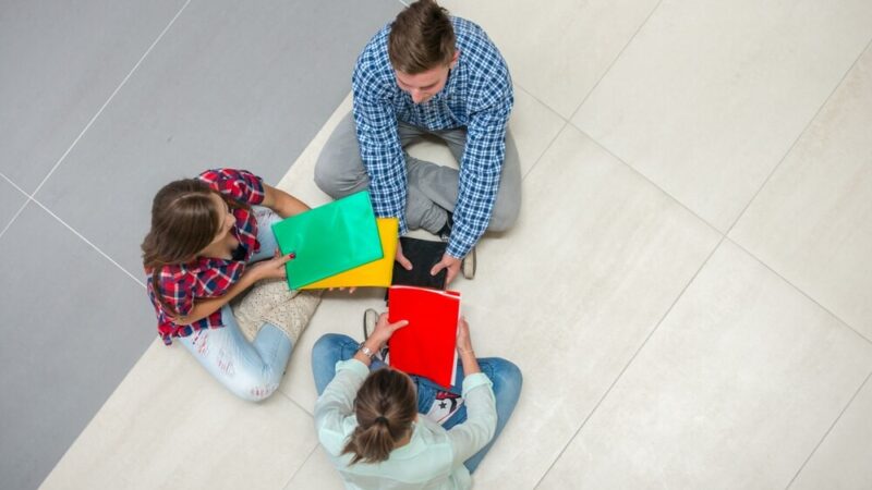 Jastrzębscy maturzyści świętują zakończenie szkoły – emocjonujący moment przejścia!