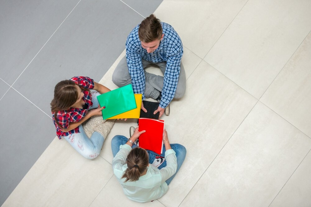 Jastrzębscy maturzyści świętują zakończenie szkoły – emocjonujący moment przejścia!