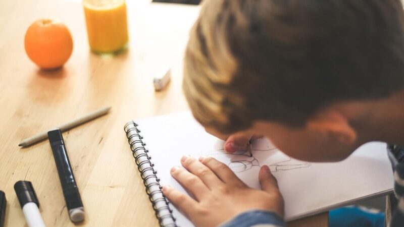 Kolorowa solidarność w Warszowicach: uczniowie promują wsparcie dla osób z autyzmem i zespołem Downa
