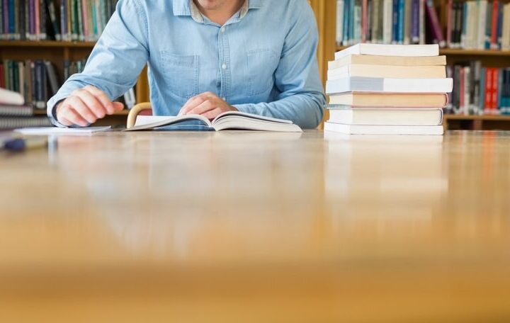 Uczniowie zdobywają umiejętności samoobrony na praktycznych zajęciach