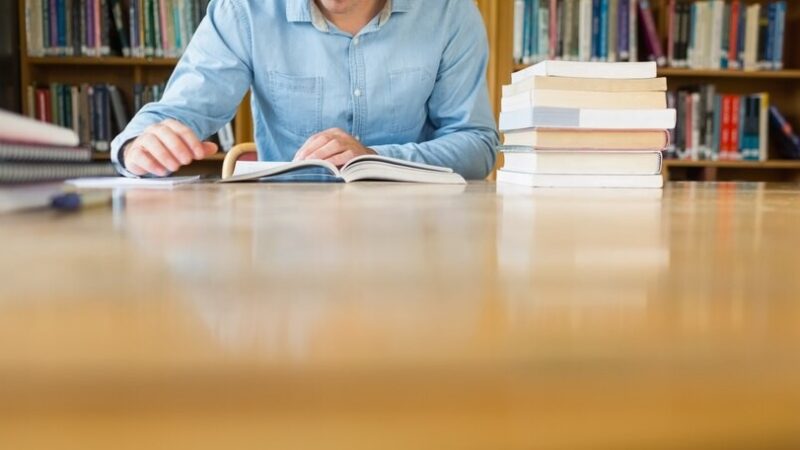 Uczniowie zdobywają umiejętności samoobrony na praktycznych zajęciach