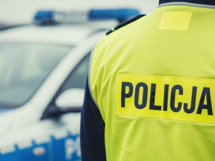 Policjanci z Jaworzna nagradzają trzeźwych kierowców w Światowy Dzień Trzeźwości