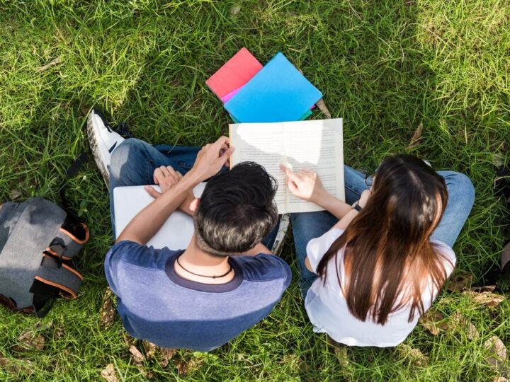 Birety w górę! Absolwenci Wyższej Szkoły Bezpieczeństwa świętują zakończenie studiów