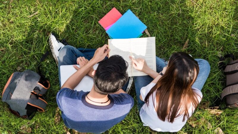 Birety w górę! Absolwenci Wyższej Szkoły Bezpieczeństwa świętują zakończenie studiów