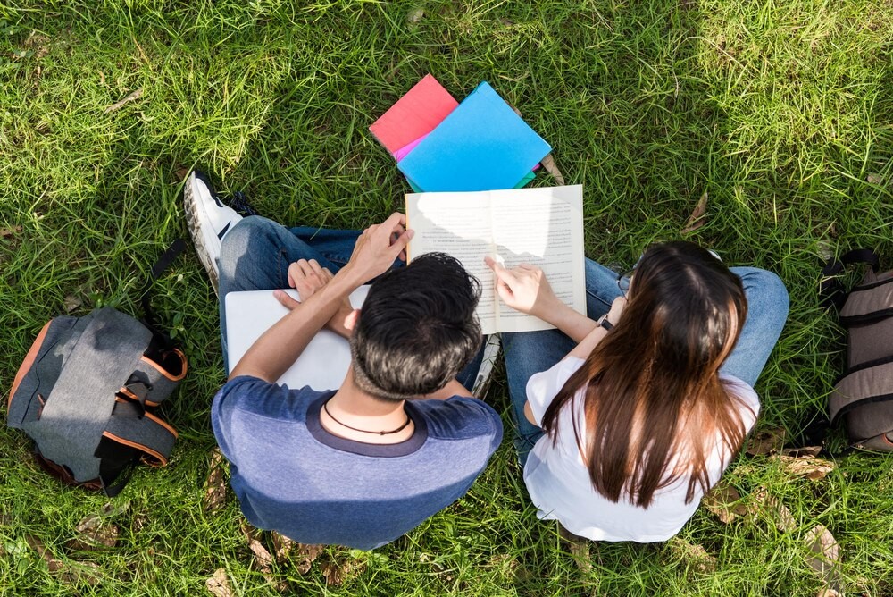 Birety w górę! Absolwenci Wyższej Szkoły Bezpieczeństwa świętują zakończenie studiów