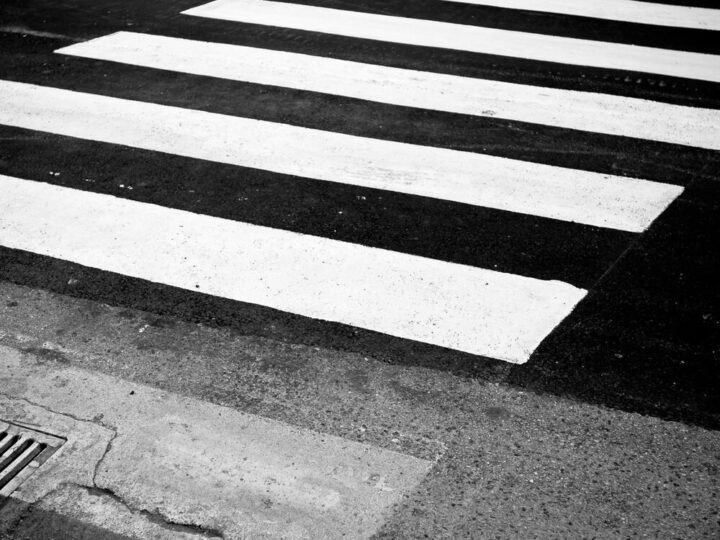 Bezpieczne przejścia: Policja ostrzega przed „dzikimi” torami